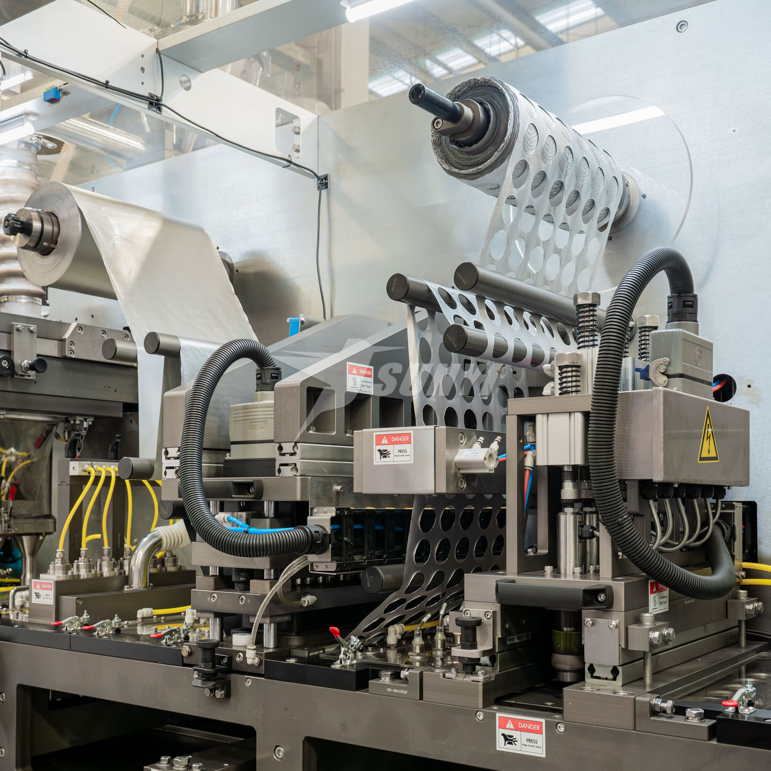 Rolled Foil Lids Cutting-sealing System.jpg